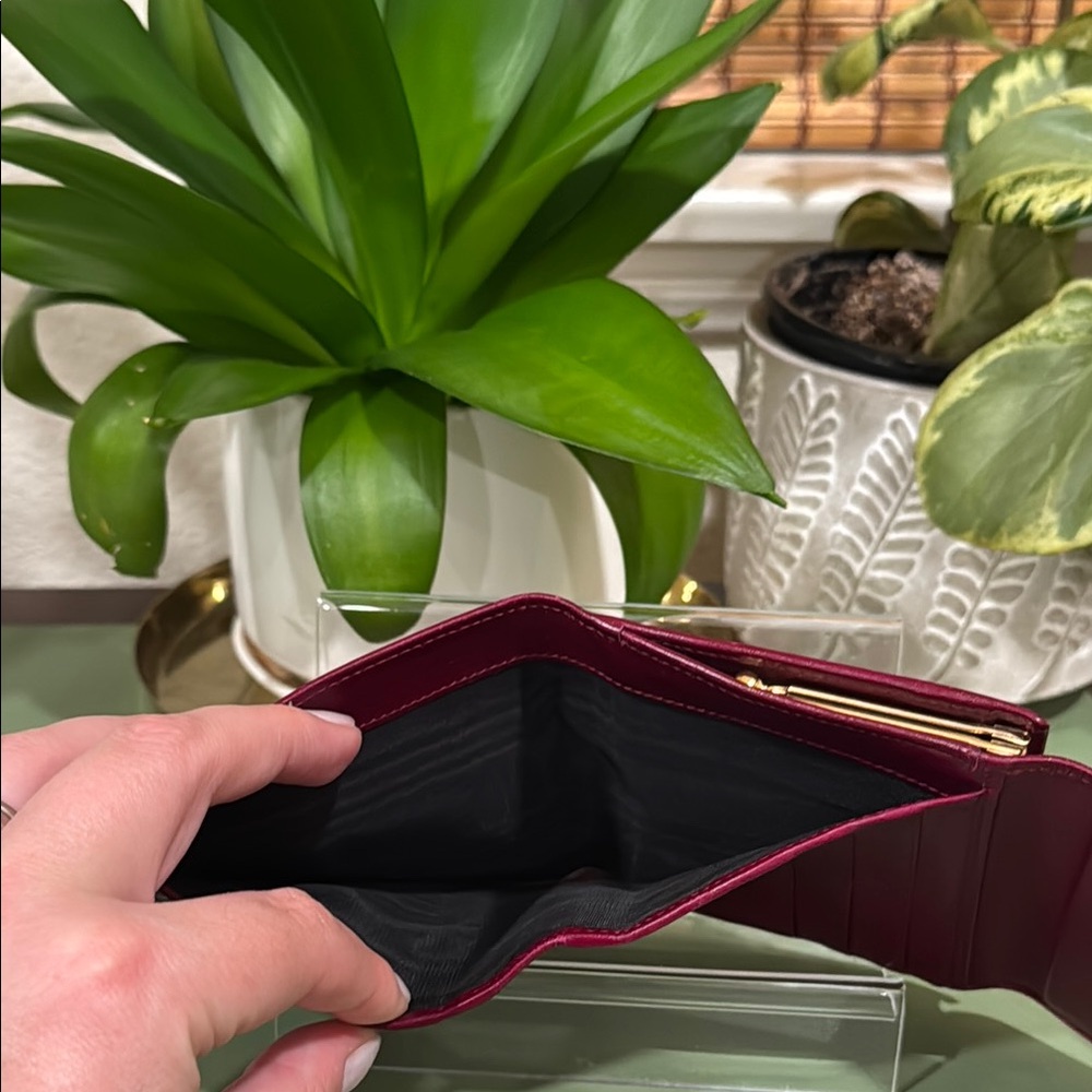 Salvatore Ferragamo Red and Gold Wallet with Luxurious Leather - Picture 5 of 6